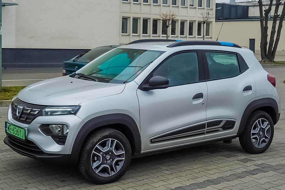 Podobno zadowolona mina kobiety, wysiadającej z Dacia Spring, jest najlepszą oceną auta